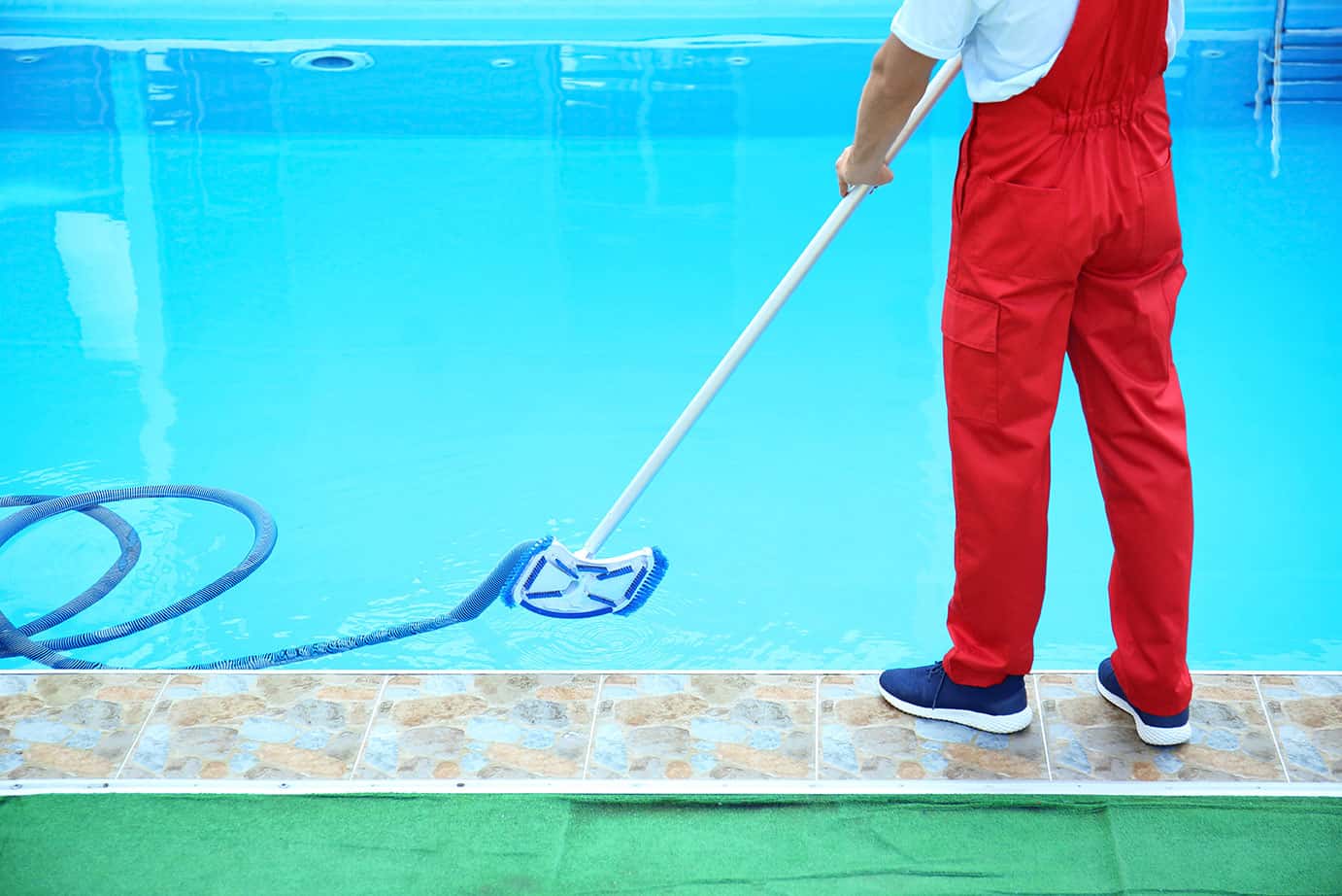 5 Benefits of Using a Swimming Pool Cleaning Service